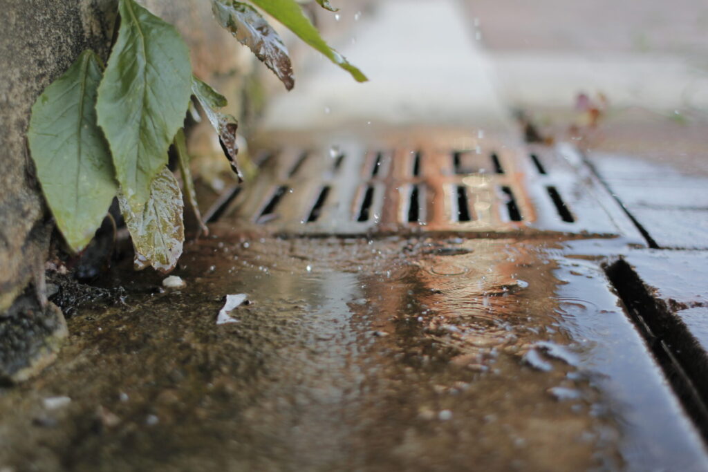 雨水排水のしくみとは？道路が冠水しないための対策と土木技術