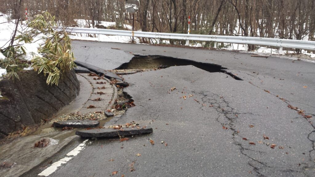 道路の陥没事故が増えている?原因と老朽化の関係を解説